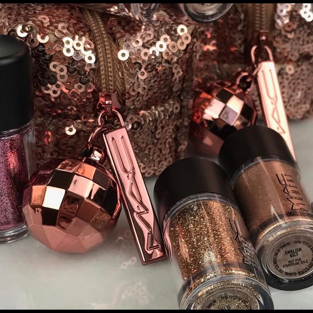 MAC Gold Glitter